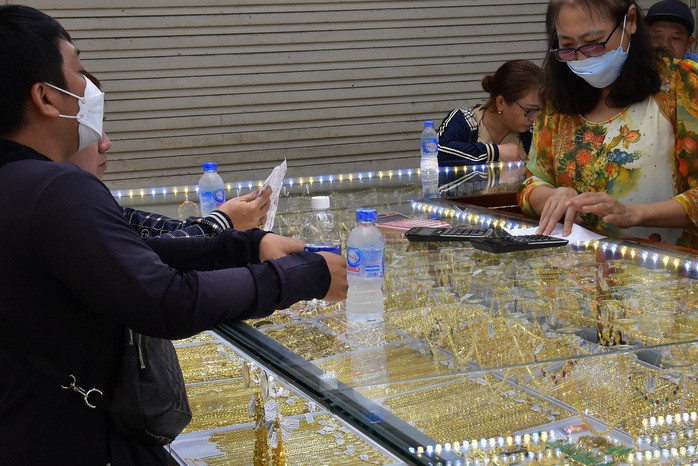 Giá vàng hôm nay nóng lên