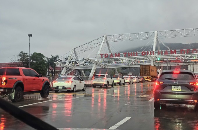 Dòng xe ùn ứ kéo dài gần trạm thu phí hầm Đèo Cả. Ảnh: Hoàng Sao