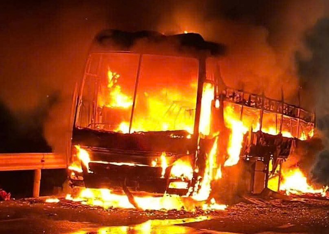 Xe khách bốc cháy dữ dội trên quốc lộ 1. Ảnh: Người dân cung cấp