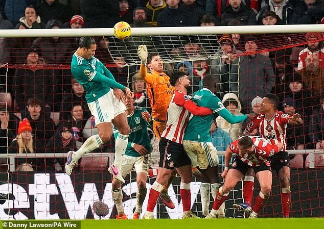 Trung vệ Virgil van Dijk đánh đầu ghi bàn duy nhất của trận đấu. Ảnh: PA