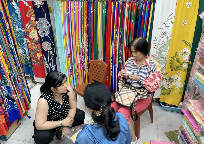 Người đến tư vấn may áo dài trong ba tiếng ở chợ An Đông, phường An Đông, TP HCM, trưa 9/2. Ảnh: Ngọc Ngân