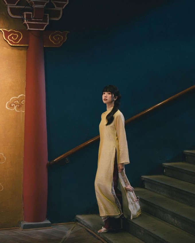 Màu son ấm hài hòa với áo dài tông vàng nhạt. Ảnh: Instagram _trinhavi_