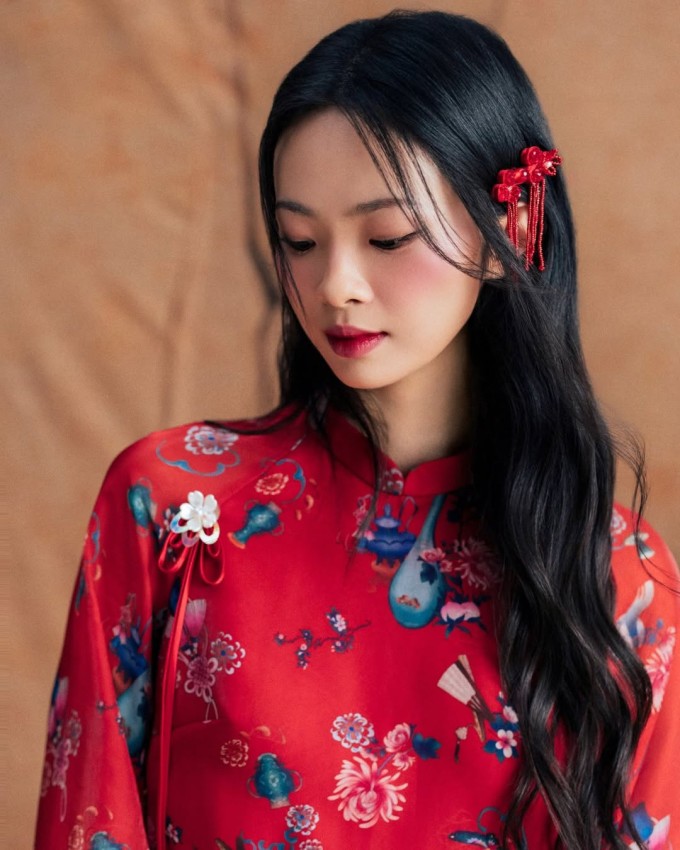 Khi diện áo dài đỏ, nên chọn màu son đỏ đậm hoặc nhạt hơn màu áo để tạo khác biệt về độ sâu màu. Ảnh: Instagram dingdang.official