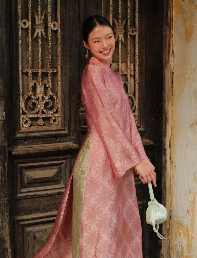 Với áo dài sắc hồng pastel, nên chọn son màu hồng đất hoặc son tiệp màu môi để giữ nét mềm mại. Ảnh: Instagram mel.essentials