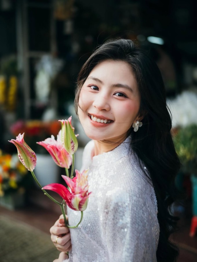 Khi diện áo dài trắng hoặc be, lựa chọn son màu đỏ với các sắc thái như đỏ cam, cherry, đỏ rượu vang giúp diện mạo trông tươi sáng hơn. Ảnh: Tiktok t.ngaanngaan