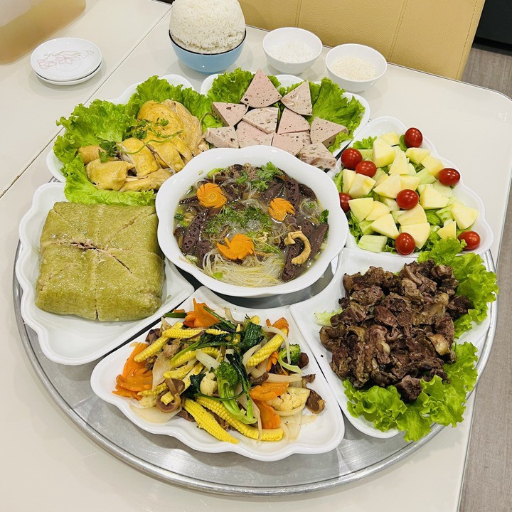 Mâm cỗ mặn với các món truyền thống ngày Tết.