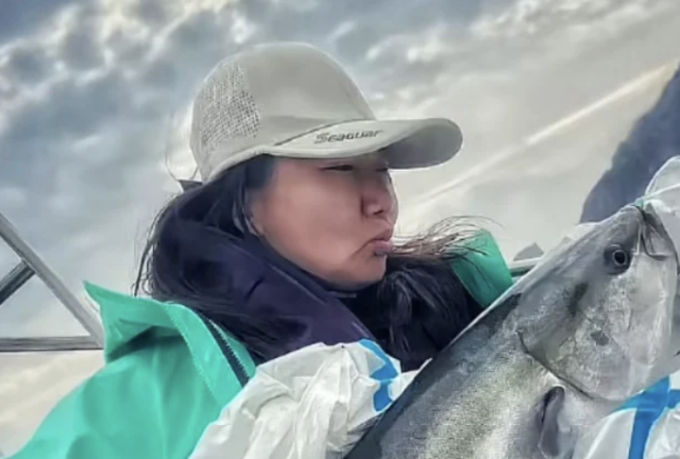 Yue Li tận hưởng niềm vui bắt cá ở đảo Dongzhai, Trung Quốc. Ảnh: SCMP