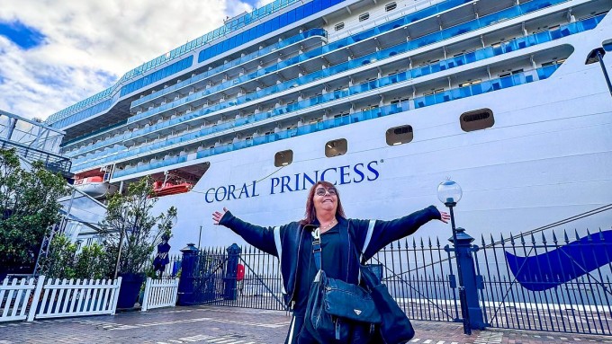 Bà Barr khi bắt đầu làm việc trên du thuyền Coral Princess. Ảnh: Nhân vật cung cấp