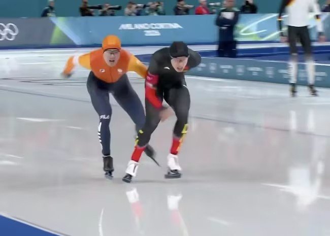 Khoảnh khắc 2 VĐV va vào nhau