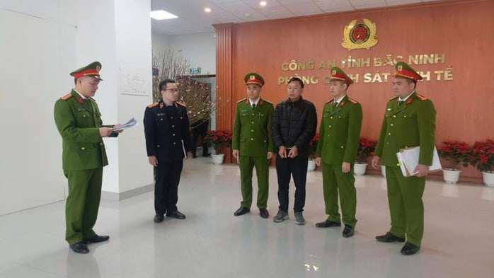 Cơ quan chức năng đọc lệnh bắt bị can để tạm giam đối với Nguyễn Văn Vinh. Ảnh: Công an cung cấp