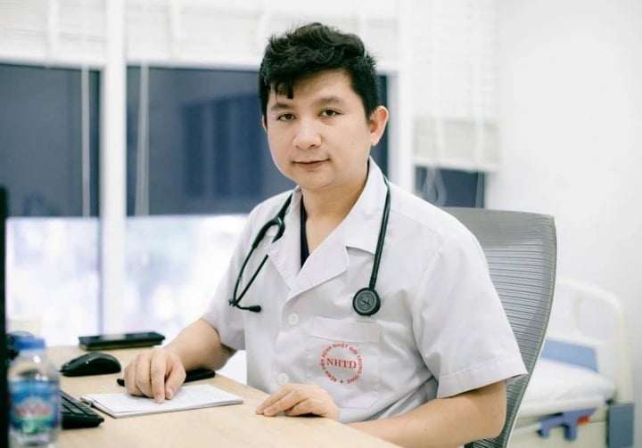 Bác sĩ Lê Văn Thiệu, Trung tâm Khám chữa bệnh theo yêu cầu và Quốc tế, Bệnh viện Bệnh Nhiệt đới Trung ương cho hay, hóa chất Vàng O dễ tan trong dung môi hữu cơ như ethanol, DMSO..., ít tan trong nước. Đây là một chất nguy hiểm đối với sức khỏe con người. Ảnh: NVCC