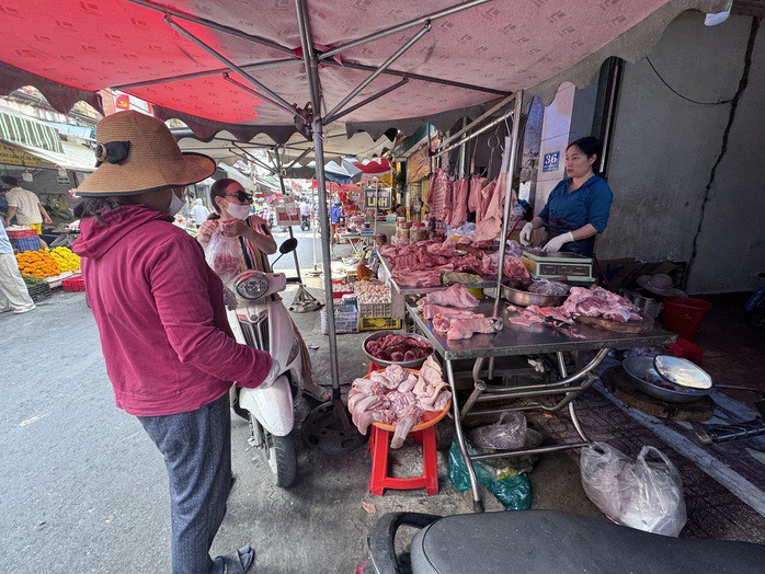 Giá thịt heo ở chợ lẻ "bay" cao