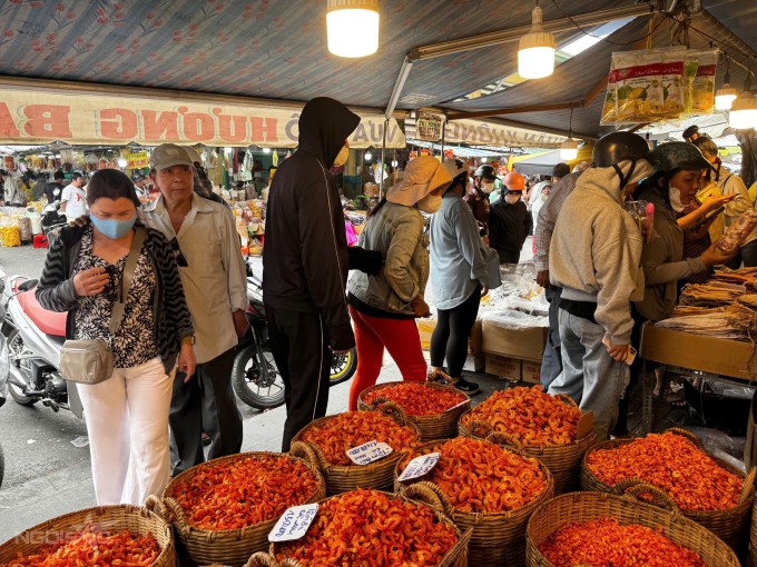 Sạp tôm đất của Thu Hằng. Ảnh: Hoàng Yến.