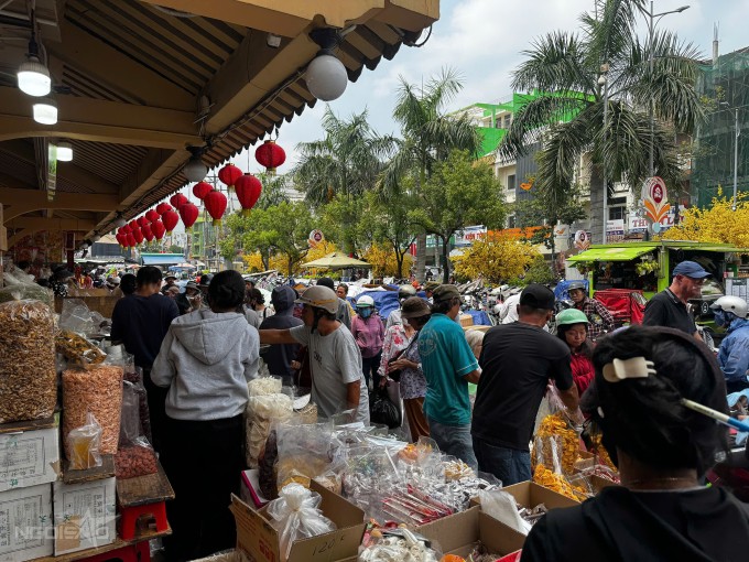 Các lối đi ở chợ Bình Tây kín người ra vào. Ảnh: Hoàng Yến.