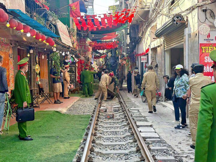 Dù lực lượng chức năng nhiều lần ra quân kiểm tra, nhắc nhở và xử lý các trường hợp kinh doanh, tụ tập trong hành lang an toàn đường sắt nhưng tình trạng hoạt động tại khu vực này vẫn tái diễn, đặc biệt vào các dịp cao điểm như lễ, Tết.