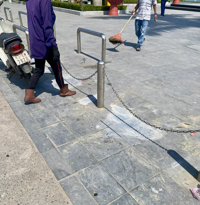 Đến trưa nay, các vạch chia ô tự phát đã được người vi phạm xóa bỏ.