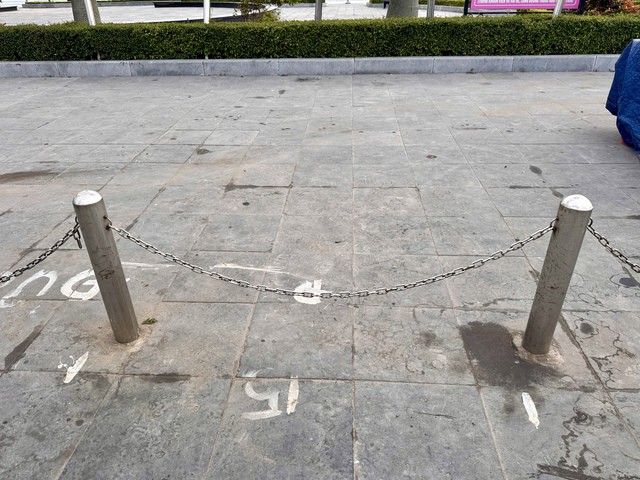 Người dân tự ý kẻ vạch chia ô thu tiền.