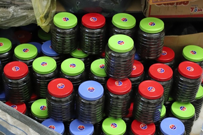 Các hộp nhựa đựng thuốc đông y giả chuẩn bị bán ra thị trường. Ảnh: Đức Quang