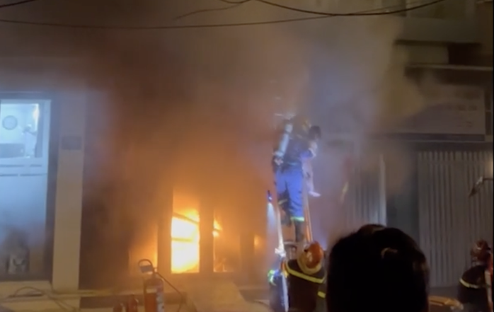 Cảnh sát đưa người mắc kẹt ra ngoài