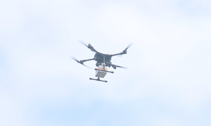 UAV nhận hàng xuất phát từ Bến phà Cần Giờ để đưa sang phường Vũng Tàu, sáng 12/2. Ảnh: Lê Tuyết