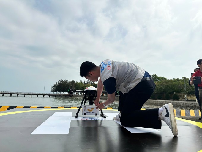 Nhân viên của CT Group lắp kiện hàng vào UAV. Ảnh: Lê Tuyết