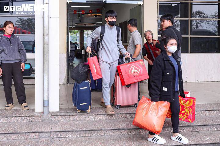 Tay xách nách mang rời Thủ đô về quê ăn Tết - 3