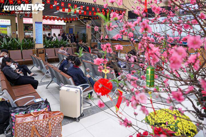 Đại diện Bến xe Mỹ Đình cho biết, đợt cao điểm phục vụ Tết dự kiến rơi vào giai đoạn 14/2-16/2, lượng hành khách qua bến có thể tăng hơn 300%, tập trung chủ yếu vào chiều và tối. Trong dịp này, mỗi ngày bến xe dự kiến đón khoảng 16.000-18.000 lượt khách, khoảng 950 lượt xe, chủ yếu trên các tuyến Điện Biên, Sơn La, Lai Châu, Cao Bằng, Quảng Ninh…