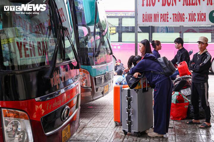 Nhiều hành khách để lộ sự mệt mỏi, tranh thủ chợp mắt trên hàng ghế trong lúc chờ xe.