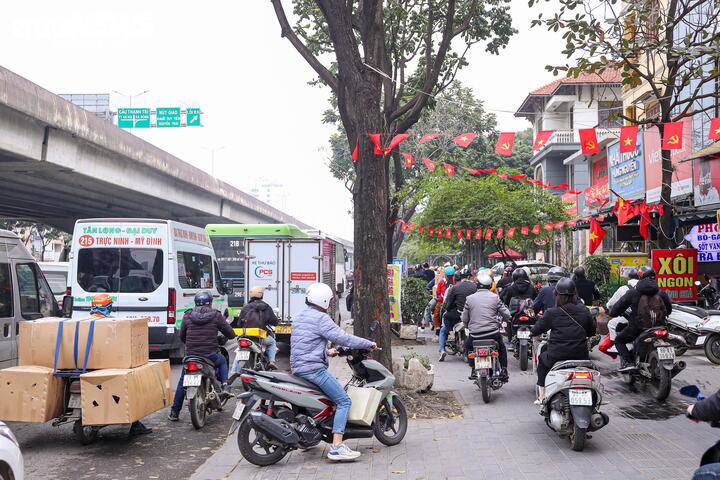Vỉa hè đường Khuất Duy Tiến bị nhiều xe máy tràn lên, biến thành lối di chuyển tạm thời.