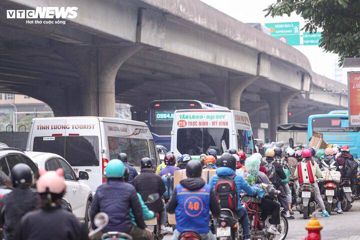 Cùng thời điểm, nhiều tuyến đường cửa ngõ Hà Nội xuất hiện tình trạng ùn ứ. Trên Vành đai 3 hướng về Pháp Vân, các phương tiện nối dài, di chuyển chậm.