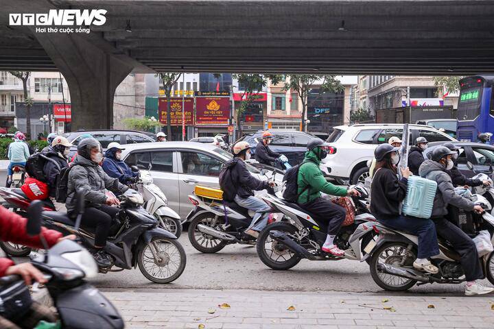 Không ít người lựa chọn di chuyển bằng xe máy để về quê đón Tết.