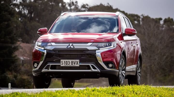 So sánh Mazda CX-8 và Mitsubishi Outlander: Sang trọng vs thực dụng - 3