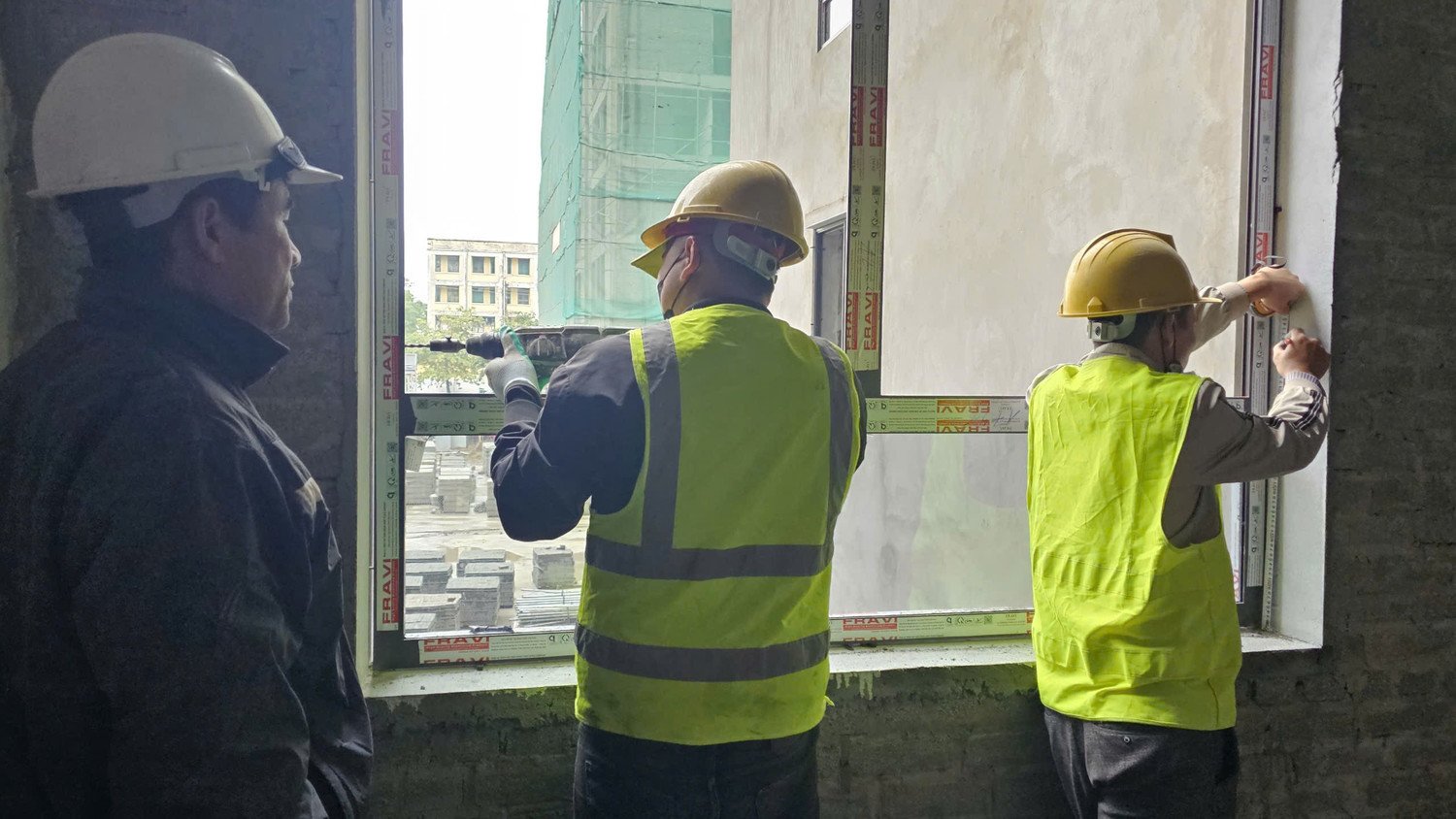 Tại công trường dự án NƠXH CT3 thuộc khu đô thị mới Kim Chung (Thăng Long Green City) do liên danh Tổng công ty Đầu tư và Phát triển nhà Hà Nội (Handico) và Tổng công ty Viglacera làm chủ đầu tư, nhiều công nhân vẫn miệt mài làm việc trong những ngày cận Tết. Trên cao, các tổ đội thi công cửa, điện nước; phía dưới, công nhân xây trát, lắp đặt các hạng mục...tất cả đều nhịp nhàng.