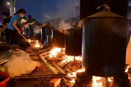 Nấu 2.000 bánh tét bên bờ kênh TP HCM tặng người khó khăn