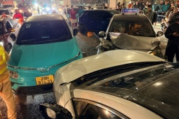 Hà Nội: Nữ tài xế ô tô đi ngược chiều gây tai nạn liên hoàn