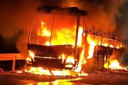 Xe khách chở 34 người cháy ngùn ngụt trên quốc lộ
