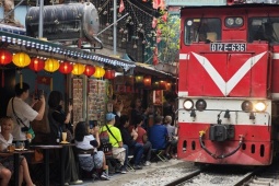 Phố cà phê đường tàu chật kín khách ngày giáp Tết, bất chấp cảnh báo an toàn