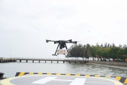 Lần đầu tiên triển khai UAV giao hàng vượt biển ở TPHCM
