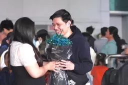 Ga quốc tế sân bay Tân Sơn Nhất nườm nượp đón đưa người thân về ăn Tết