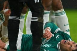 Tuyển thủ Nhật Bản gần "rụng" mắt cá chân, trận đấu của Liverpool gián đoạn