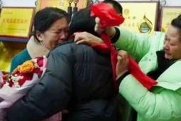 Vợ bế con mất tích 31 năm, chồng nghẹn ngào đoàn tụ nhờ một video