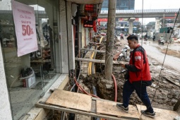 Dự án đường 400 tỷ ở Hà Nội thành 'kênh bùn', dân phải bắc cầu tạm vào nhà