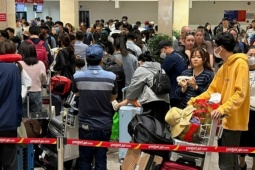 Sân bay Tân Sơn Nhất đông nghịt người về quê ăn Tết