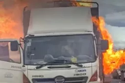 Xe tải bốc cháy đỏ rực trên cao tốc Phan Thiết – Dầu Giây