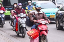 Tay xách nách mang rời Thủ đô về quê ăn Tết