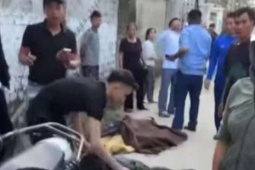 Dựng cây nêu đón Tết, 3 thanh niên ở Nghệ An bị điện giật phải nhập viện cấp cứu