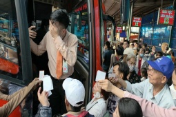 Hàng nghìn người chen lấn ở bến xe để về quê