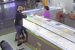Hàng chục cảnh sát truy vết kẻ cướp vàng trên tay chủ tiệm