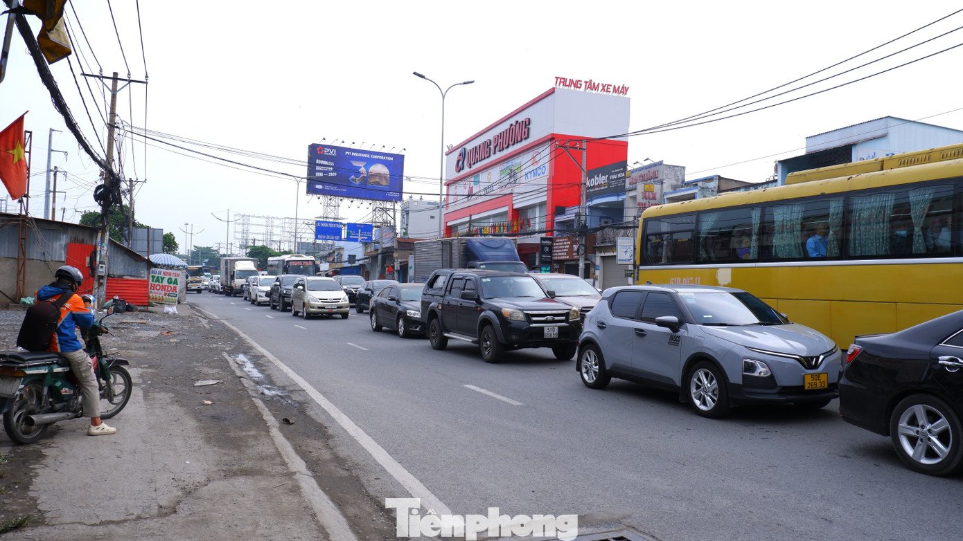 Trên tuyến đường Lê Khả Phiêu, đoạn từ cầu vượt nút giao Bình Thuận đến nút giao Lê Khả Phiêu - Bùi Thanh Khiết (dài khoảng 2,4 km), các làn ô tô chật kín xe.
