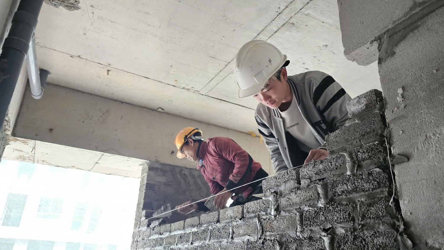 Tại công trường dự án NƠXH CT3 thuộc khu đô thị mới Kim Chung (Thăng Long Green City) do liên danh Tổng công ty Đầu tư và Phát triển nhà Hà Nội (Handico) và Tổng công ty Viglacera làm chủ đầu tư, nhiều công nhân vẫn miệt mài làm việc trong những ngày cận Tết. Trên cao, các tổ đội thi công cửa, điện nước; phía dưới, công nhân xây trát, lắp đặt các hạng mục...tất cả đều nhịp nhàng.